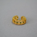 Dettaglio dell'anello a grata traforata con pietre di zircone verde e diamanti brillanti - Oro