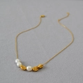 Elegante Goldhalskette mit Barock-Süßwasserperlen und polierten unregelmäßigen Goldperlen - Gold Süßwasserperle