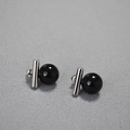 Vue détaillée des boucles d'oreilles en argent 925 avec onyx noir et barre en métal poli - Agate Noire De 10 Mm