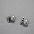 Détail de boucles d'oreilles en argent avec perles grises rondes sur tissu texturé - Gris Argenté 10mm