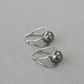 Macro detail of silver geometric dual-arc earrings with lustrous dark grey pearls - Platinum + Tahitian Grey Artificial Pearl