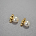 Macro detail of minimalist pearl earrings with gold bar and 925 silver needle - Off White 10mm