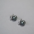 Gros plan sur des boucles d'oreilles perles noires avec barre en argent épurée - Gris Tahiti 10mm