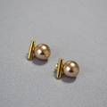 Détail de barres horizontales dorées avec perles de champagne lustrées sur tissu gris - Café 12mm