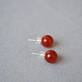 Elegante 925 zilveren oorknopjes met ronde rode agaat kralen op een grijze achtergrond - Rode Agaat 10mm