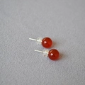 Macro-opname van minimalistische rode agaat kraaloorbellen op grijze stoffen achtergrond - Rode Agaat 8mm