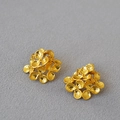 Pendientes vintage de flores en capas de latón chapado en oro con diseño de pétalos en 3D - Dorado