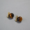 Vue macro des boucles d'oreilles œil de tigre avec cylindres en métal doré minimalistes - Œil De Tigre 12 Mm