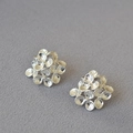 Pendientes de botón minimalistas flores plateadas con pétalos texturizados mujer - Plateado