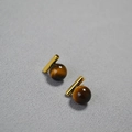 Détail de boucles d'oreilles barre dorée avec pierre œil de tigre sur tissu gris - Œil De Tigre 10 Mm