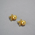Vue détaillée de boucles d'oreilles dorées à barre horizontale avec perles élégantes - Or 10mm