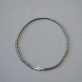 Detalle de perlas oscuras estilo Tahití con un cierre magnético esférico plateado - Collar de 4mm / Gris Tahití