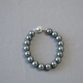 Detailed view of dark grey Tahitian style pearls with a silver magnetic spherical clasp - 10mm Bracelet / Tahiti Gray