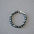 Close-up of dark grey pearls with metallic luster and silver magnetic ball clasp - 8mm Bracelet / Tahiti Gray