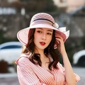 Détail d'un chapeau d'été rose avec motif en dentelle et un nœud blanc décoratif - Taille Unique 58cm / Rose Poudré