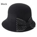 Détail d'un chapeau cloche élégant en laine noire orné d'un nœud à motif écossais - Taille unique / Noir