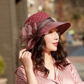 Détail d'un chapeau de soleil bordeaux avec couronne au crochet et grande fleur en tulle - Taille Unique 58cm / Bordeaux