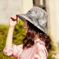 Détail d'un chapeau de paille gris avec décor floral en résille et tissage ajouré élégant - Taille Unique 58cm / Gris