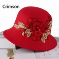 Détail du chapeau cloche rouge avec broderie rose 3D élégante et motifs floraux - Ajustable 57-58cm / Rouge