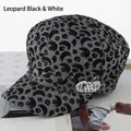 Details einer Schirmmütze mit Leopardenmuster und silberner Strass-Schnalle - Elastisch 57-59cm / Leopard Schwarz Weiß