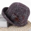 Détail d'un chapeau cloche d'hiver en tweed violet avec nœud tissé et pompon en fourrure - Violet