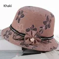 Détail d'un chapeau cloche kaki avec fleur en tissu, perle et bordure en dentelle - Taille Unique 58cm / Kaki
