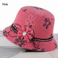 Detalle de gorro de pescador rosa floral con flor de tela y perla sobre tejido rugoso - Talla Única 58cm / Rosa