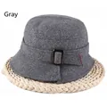 Vue détaillée d'un chapeau cloche en laine grise avec une boucle carrée en écaille - Réglable 57-59cm / Gris