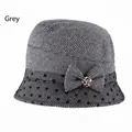 Detalle de sombrero cloche gris con estampado de pata de gallo y flor de metal rosa - Ajustable 57-59cm / Gris