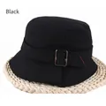 Détail du bob en laine noire avec boucle en résine et fine broderie rouge décorative - Réglable 57-59cm / Noir