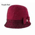Detalle del sombrero de punto burdeos con ala de lunares y un lazo decorativo con pedrería - Ajustable 57-59cm / Burdeos