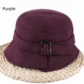 Détail d'un chapeau cloche en laine violette avec boucle écaillée sur tapis en paille - Réglable 57-59cm / Violet