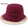 Vue détaillée du chapeau cloche en laine bordeaux avec sangle et boucle marron - Réglable 57-59cm / Bordeaux