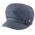 Blauw-grijze baretmuts voor dames met decoratieve stoffen bloem en metalen knoopdetail - Blauw