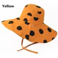 Détail du chapeau de soleil jaune à larges bords avec pois noirs et cordon coupe-vent - Taille Unique 58cm / Jaune