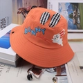 Détail d'un chapeau de soleil orange pour enfants avec oreilles de lapin et cordon - Taille Unique 54cm / Orange