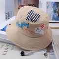 Détail d'un chapeau bob beige pour enfant avec oreilles de lapin et cordon réglable - Taille Unique 54cm / Kaki