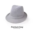 Détail d'un chapeau fedora gris avec maille respirante et ruban décoratif élégant - 57-58cm (Ajustable) / Gris Premium