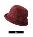 Détail du chapeau cloche rouge à motif pied-de-poule avec nœud décoratif pour femme âgée - Réglable 56-59cm / Rouge