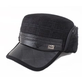 Détail de la casquette noire à cache-oreilles en tissu texturé avec logo en métal - Taille Unique 58cm / Grands Carreaux (Avec Protection de Cou)