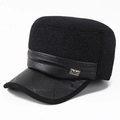 Détail de casquette militaire d'hiver avec visière en cuir à losanges et logo en métal - Taille Unique 58cm / Motif Sésame (Avec Cache-oreilles)