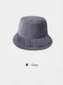 Détail d'un chapeau cloche en fausse fourrure grise montrant une texture douce et chaude - Réglable 56-59cm / Gris