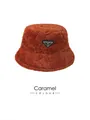 Chapeau bob en peluche caramel avec motif matelassé et logo triangulaire métallique - Réglable 56-59cm / Caramel
