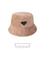Chapeau bob en peluche kaki avec étiquette triangulaire en fausse fourrure douce - Réglable 56-59cm / Khaki