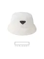 Chapeau bob en peluche blanche pour femme avec logo triangle pour la chaleur d'hiver - Réglable 56-59cm / Blanc