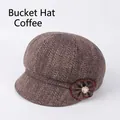 Modieuze tweed krantenjongenspet in koffiekleur met stoffen bloem en parel - Verstelbaar 56-59cm / Bruin