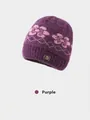 Détail du bonnet en tricot violet avec fausse fourrure et décoration de nœud doré - Élastique 56-59cm / Violet