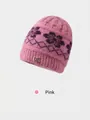 Détail du bonnet en tricot rose avec jacquard floral et boucle métallique décorative - Élastique 56-59cm / Rose