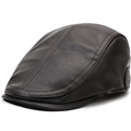 Coutures détaillées sur une casquette plate en cuir marron foncé au design classique - 56-59cm(Réglable) / Cuir Artificiel Premium Café