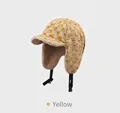 Détail d'un bonnet d'aviateur à carreaux jaunes avec doublure polaire et sangle - Taille Unique 58cm / Jaune